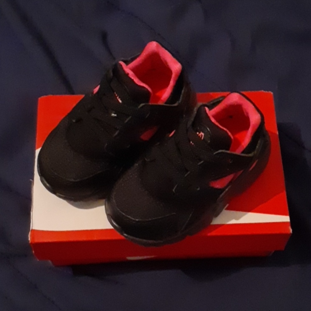 Pink and black Huarache 5c